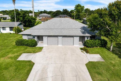 Commercial property in Cape Coral, Florida 5 bedrooms, 224.27 sq.m. № 2334289