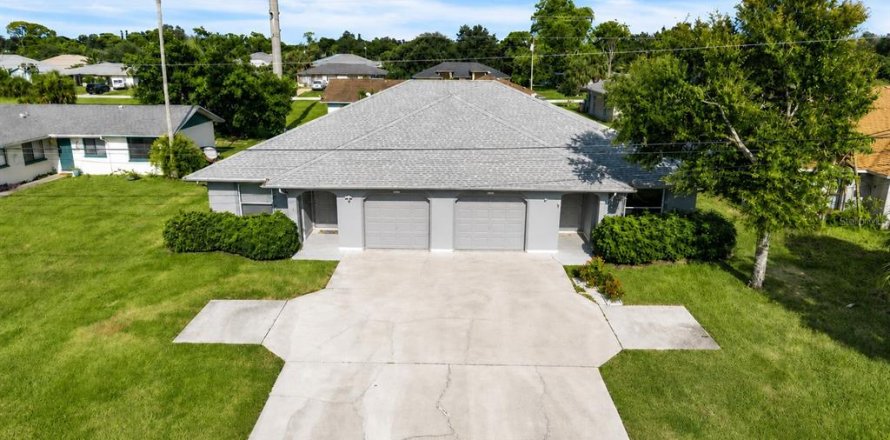 Commercial property in Cape Coral, Florida 5 bedrooms, 224.27 sq.m. № 2334289