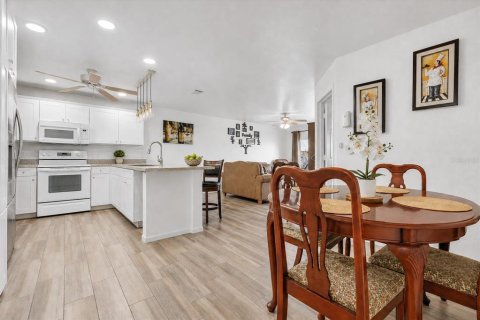 Commercial property in Cape Coral, Florida 5 bedrooms, 224.27 sq.m. № 2334289 - photo 20
