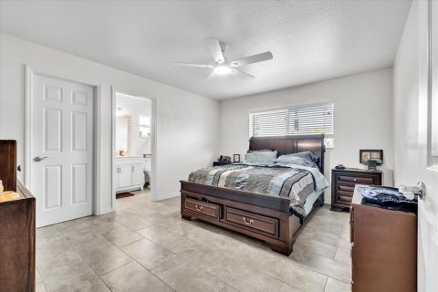 Commercial property in Cape Coral, Florida 5 bedrooms, 224.27 sq.m. № 2334289 - photo 10