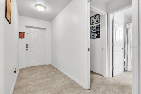 Commercial property in Cape Coral, Florida 5 bedrooms, 224.27 sq.m. № 2334289 - photo 3