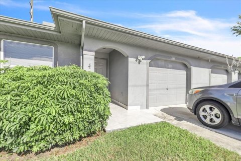 Commercial property in Cape Coral, Florida 5 bedrooms, 224.27 sq.m. № 2334289 - photo 2