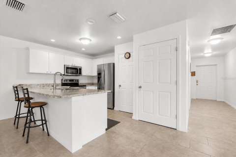 Commercial property in Cape Coral, Florida 5 bedrooms, 224.27 sq.m. № 2334289 - photo 7