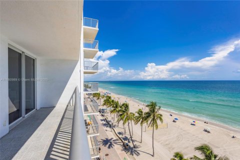 Condo in Hollywood, Florida, 1 bedroom  № 1977625 - photo 19