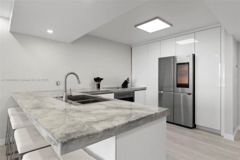 Condo in Hollywood, Florida, 1 bedroom  № 1977625 - photo 4