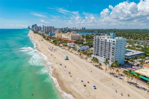 Condo in Hollywood, Florida, 1 bedroom  № 1977625 - photo 28