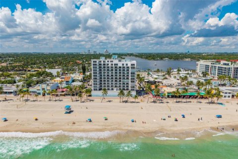 Condo in Hollywood, Florida, 1 bedroom  № 1977625 - photo 27