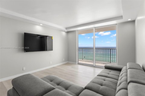 Condo in Hollywood, Florida, 1 bedroom  № 1977625 - photo 9