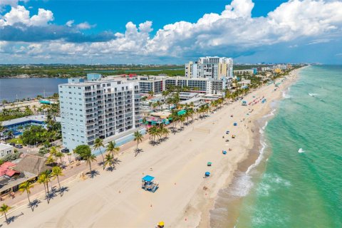 Condo in Hollywood, Florida, 1 bedroom  № 1977625 - photo 29