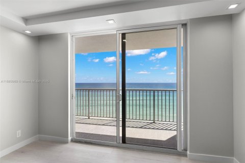 Condo in Hollywood, Florida, 1 bedroom  № 1977625 - photo 10