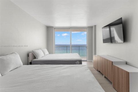 Condo in Hollywood, Florida, 1 bedroom  № 1977625 - photo 13