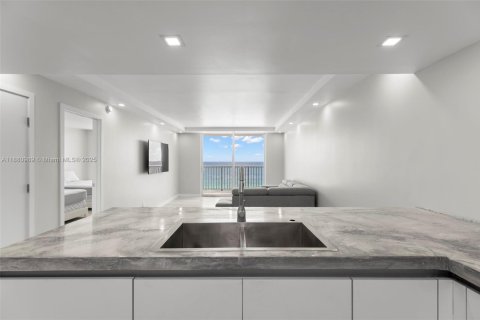 Condo in Hollywood, Florida, 1 bedroom  № 1977625 - photo 3