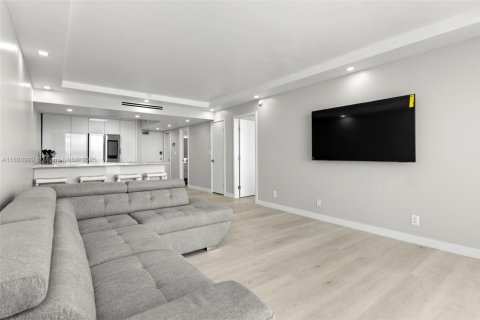 Condo in Hollywood, Florida, 1 bedroom  № 1977625 - photo 12