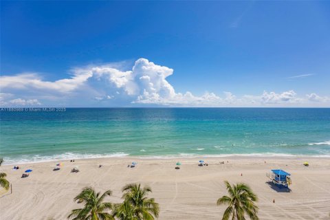 Condo in Hollywood, Florida, 1 bedroom  № 1977625 - photo 20