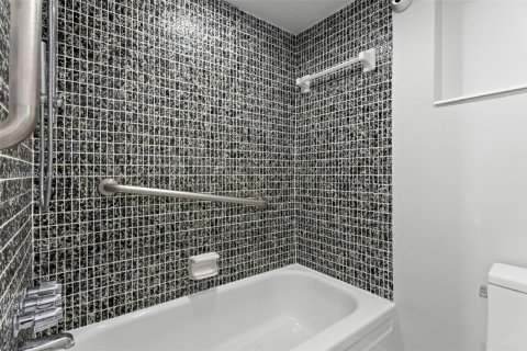 Condo in Hollywood, Florida, 1 bedroom  № 1977625 - photo 16