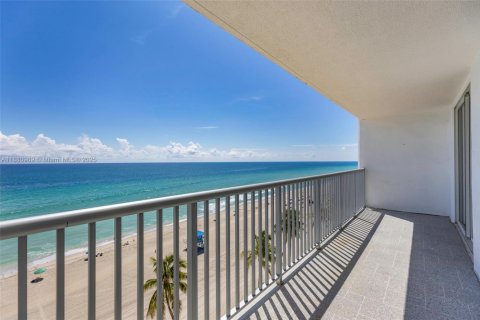 Condo in Hollywood, Florida, 1 bedroom  № 1977625 - photo 18