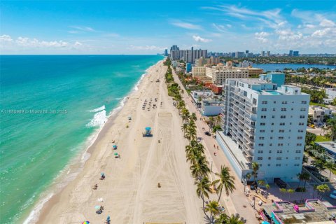 Condo in Hollywood, Florida, 1 bedroom  № 1977625 - photo 30