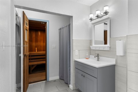 Condo in Hollywood, Florida, 1 bedroom  № 1977625 - photo 22