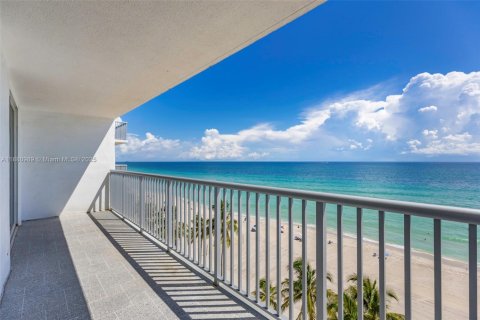 Condo in Hollywood, Florida, 1 bedroom  № 1977625 - photo 17