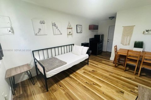 House in Miami, Florida 1 bedroom, 55.74 sq.m. № 2089549 - photo 2