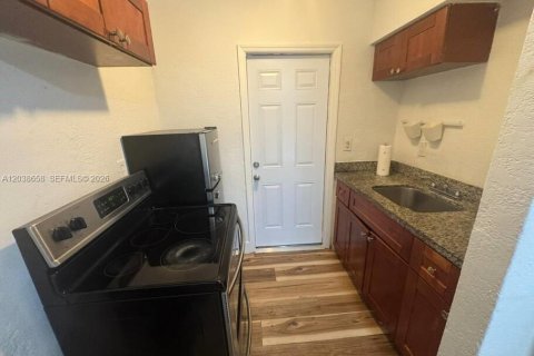 House in Miami, Florida 1 bedroom, 55.74 sq.m. № 2089549 - photo 6