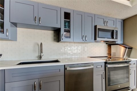 Condo in Saint Petersburg, Florida, 3 bedrooms  № 1552190 - photo 11