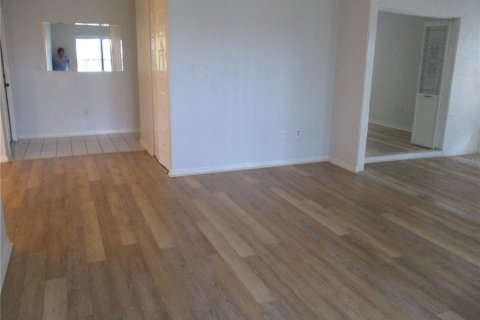 Villa ou maison à louer à Sun City Center, Floride: 2 chambres, 127.37 m2 № 2384288 - photo 3