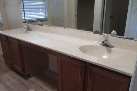 Villa ou maison à louer à Sun City Center, Floride: 2 chambres, 127.37 m2 № 2384288 - photo 12