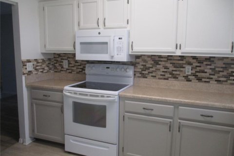 Villa ou maison à louer à Sun City Center, Floride: 2 chambres, 127.37 m2 № 2384288 - photo 6