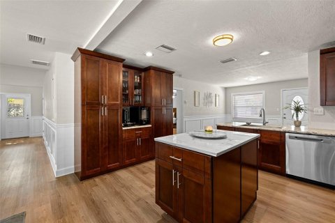 House in Tampa, Florida 3 bedrooms, 188.03 sq.m. № 1744489 - photo 14