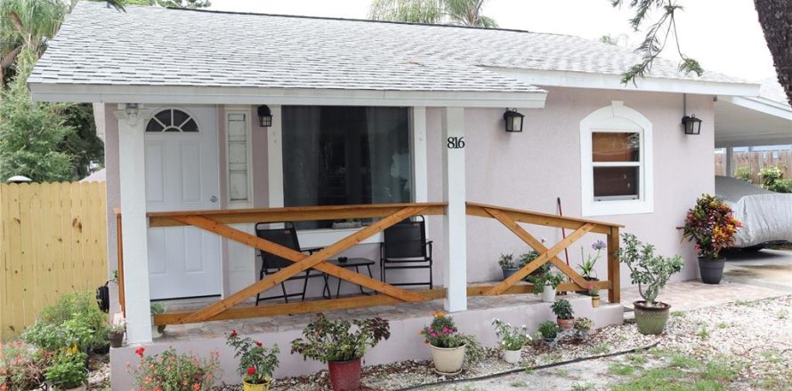 House in Tampa, Florida 3 bedrooms, 86.96 sq.m. № 1817333