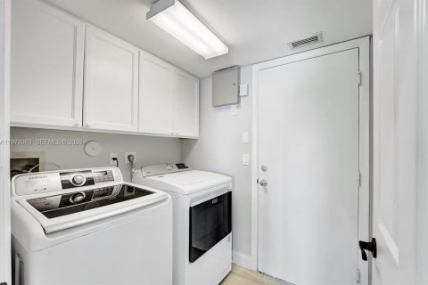 House in Lake Worth, Florida 3 bedrooms, 175.96 sq.m. № 2041922 - photo 25