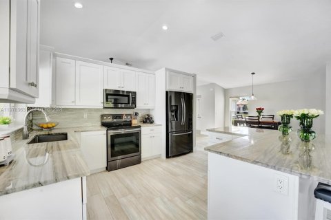 House in Lake Worth, Florida 3 bedrooms, 175.96 sq.m. № 2041922 - photo 6