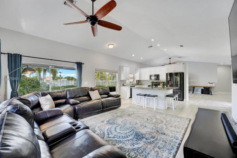 House in Lake Worth, Florida 3 bedrooms, 175.96 sq.m. № 2041922 - photo 11