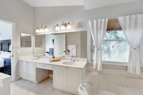 House in Lake Worth, Florida 3 bedrooms, 175.96 sq.m. № 2041922 - photo 15