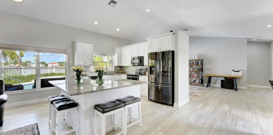 House in Lake Worth, Florida 3 bedrooms, 175.96 sq.m. № 2041922