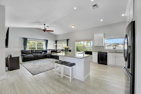 House in Lake Worth, Florida 3 bedrooms, 175.96 sq.m. № 2041922 - photo 8