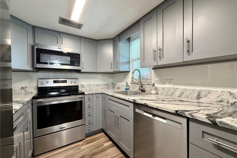 Condo in New Port Richey, Florida, 1 bedroom  № 2095447 - photo 9