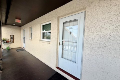 Condo in New Port Richey, Florida, 1 bedroom  № 2095447 - photo 3