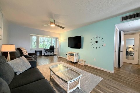 Condo in New Port Richey, Florida, 1 bedroom  № 2095447 - photo 6