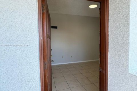 Снять в аренду кондоминиум в Майами, Флорида 2 спальни, 70.61м2, № 2027552 - фото 25