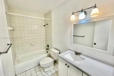 Condo in Miami, Florida, 2 bedrooms  № 2027552 - photo 21
