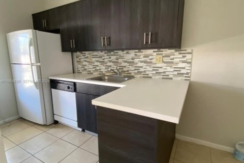 Copropriété à louer à Miami, Floride: 2 chambres, 70.61 m2 № 2027552 - photo 2