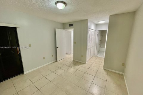 Condo in Miami, Florida, 2 bedrooms  № 2027552 - photo 18