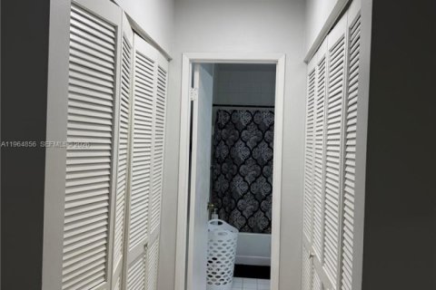 Condo in Miami, Florida, 2 bedrooms  № 2027552 - photo 20