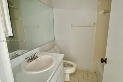 Condo in Miami, Florida, 2 bedrooms  № 2027552 - photo 17