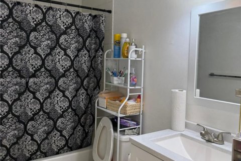 Condo in Miami, Florida, 2 bedrooms  № 2027552 - photo 22