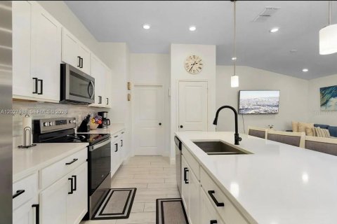 House in Davenport, Florida 4 bedrooms, 151.15 sq.m. № 2177471 - photo 14