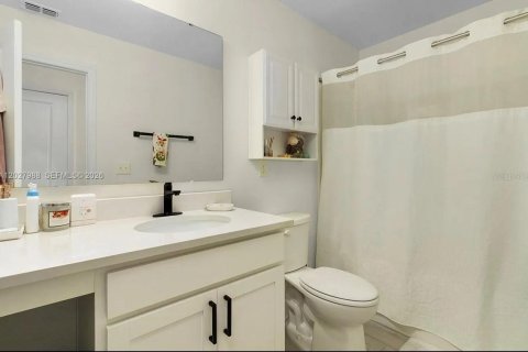 House in Davenport, Florida 4 bedrooms, 151.15 sq.m. № 2177471 - photo 25