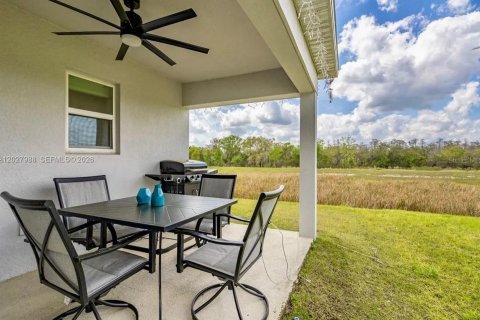 House in Davenport, Florida 4 bedrooms, 151.15 sq.m. № 2177471 - photo 7